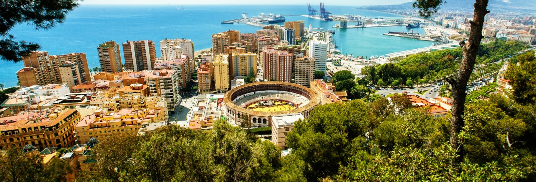 Blick über die Stadt und Küste von Málaga